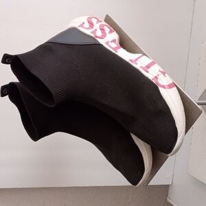 Ladies Guess black knit sneakers sz 11